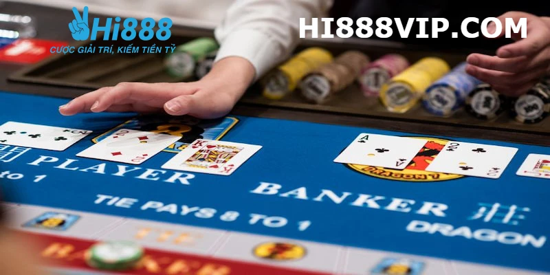 Hình ảnh bàn cược Baccarat với các khu vực đặt cược Player, Banker và Tie, minh họa cho luật chơi baccarat.